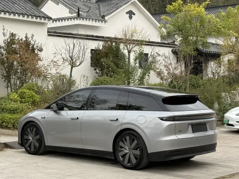 2025 Li Auto (Lixiang) i6 с пробегом 22 000 км