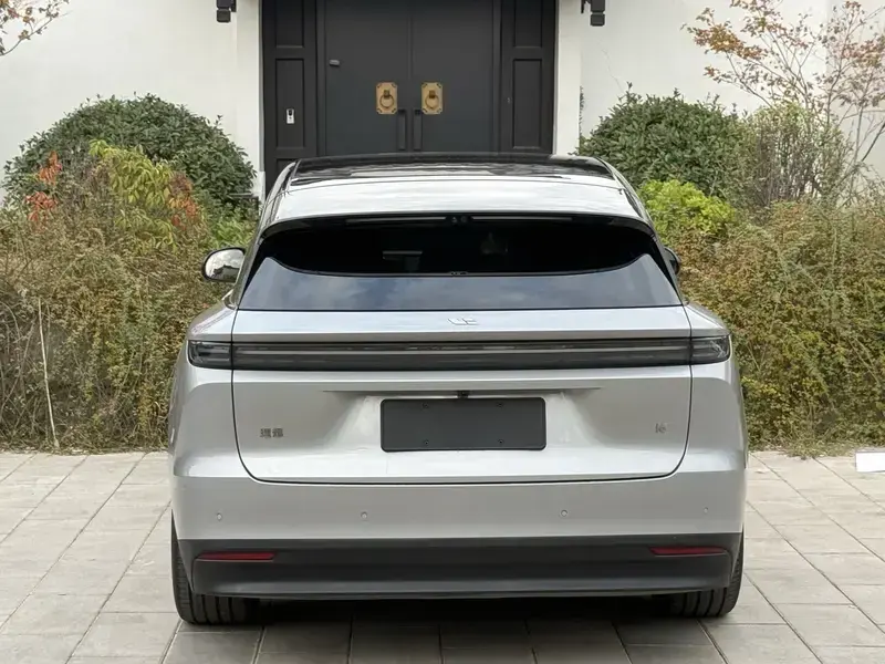 2025 Li Auto (Lixiang) i6 с пробегом 22 000 км