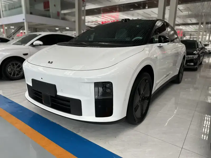 2025 Li Auto (Lixiang) i6 с пробегом 17 000 км