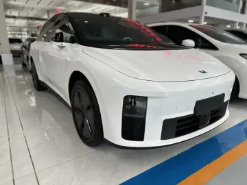 2025 Li Auto (Lixiang) i6 с пробегом 17 000 км