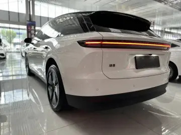 2025 Li Auto (Lixiang) i6 с пробегом 17 000 км