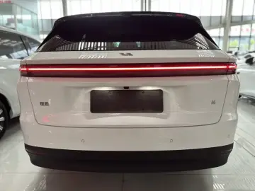 2025 Li Auto (Lixiang) i6 с пробегом 17 000 км