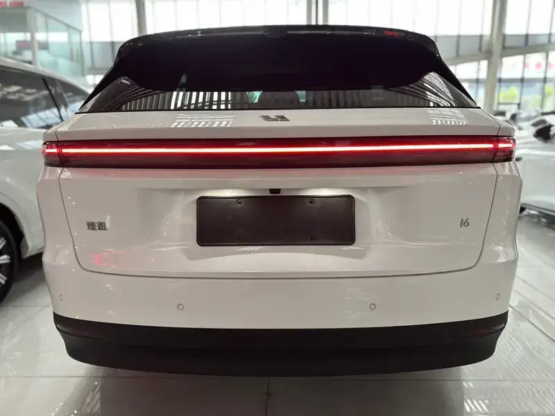 2025 Li Auto (Lixiang) i6 с пробегом 17 000 км