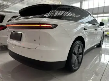 2025 Li Auto (Lixiang) i6 с пробегом 17 000 км