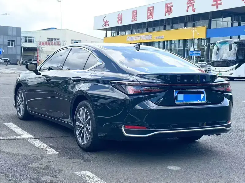 2026 Lexus ES с пробегом 7 000 км
