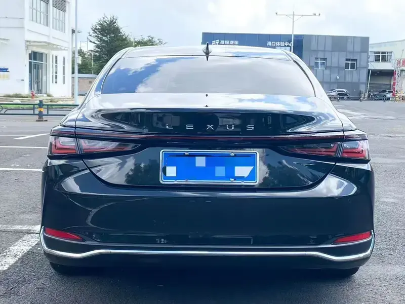 2026 Lexus ES с пробегом 7 000 км