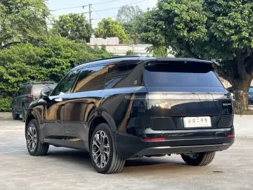2025 Lynk & Co 900 с пробегом 14 900 км