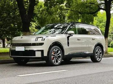 Lynk & Co 900