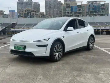 2025 Tesla Model Y с пробегом 9 000 км