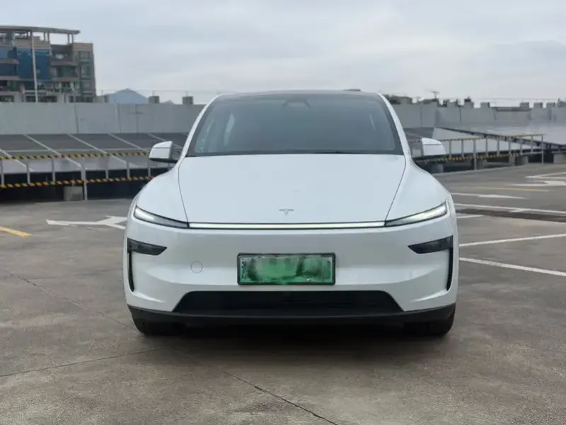 2025 Tesla Model Y с пробегом 9 000 км
