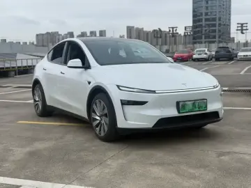 2025 Tesla Model Y с пробегом 9 000 км