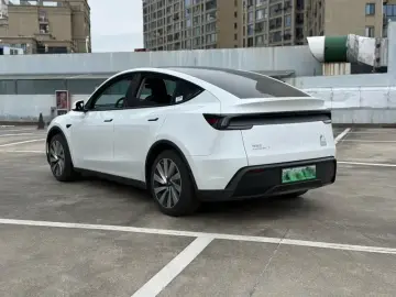 2025 Tesla Model Y с пробегом 9 000 км