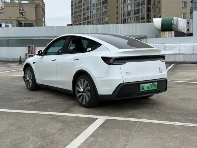 2025 Tesla Model Y с пробегом 9 000 км