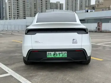 2025 Tesla Model Y с пробегом 9 000 км