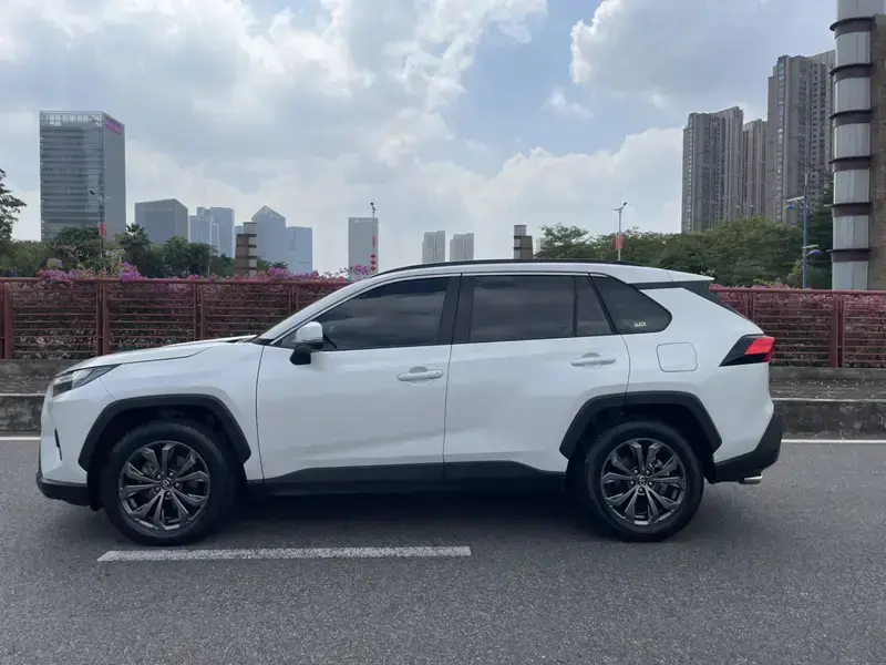 2023 Toyota RAV4 с пробегом 56 000 км