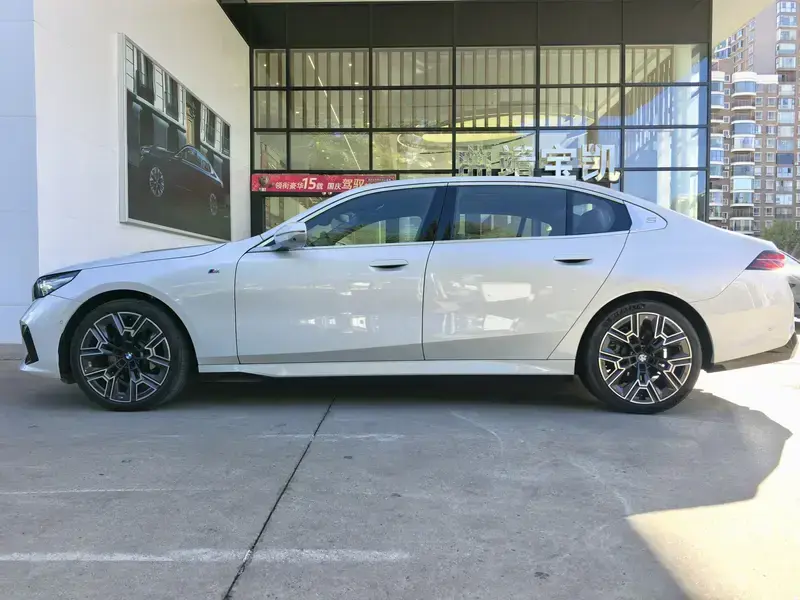 2025 BMW 5 серии с пробегом 8 500 км