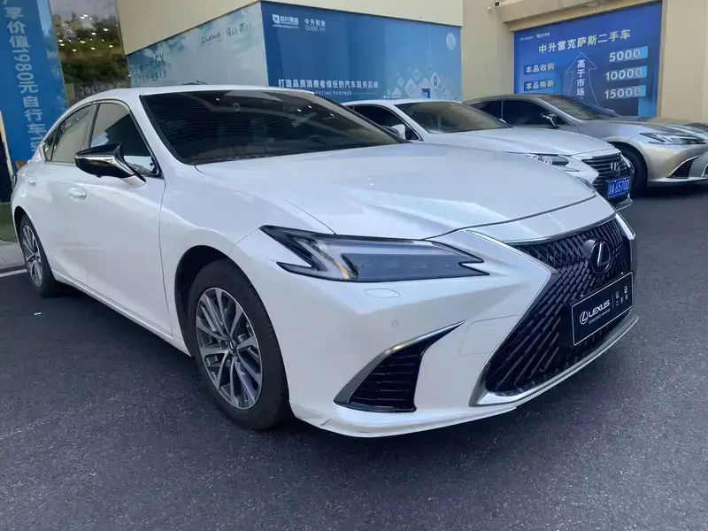2025 Lexus ES с пробегом 41 000 км