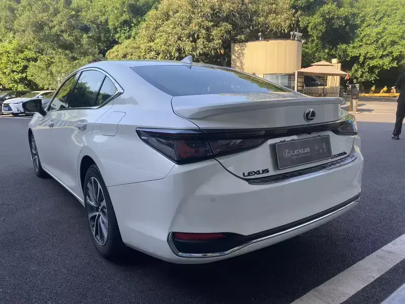 2025 Lexus ES с пробегом 41 000 км