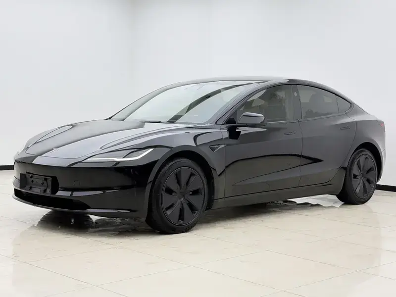2023 Tesla Model 3 с пробегом 30 000 км
