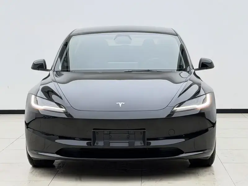 2023 Tesla Model 3 с пробегом 30 000 км