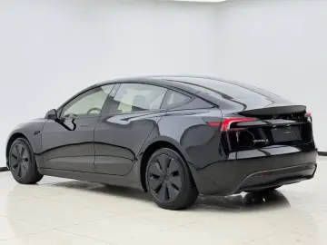 2023 Tesla Model 3 с пробегом 30 000 км