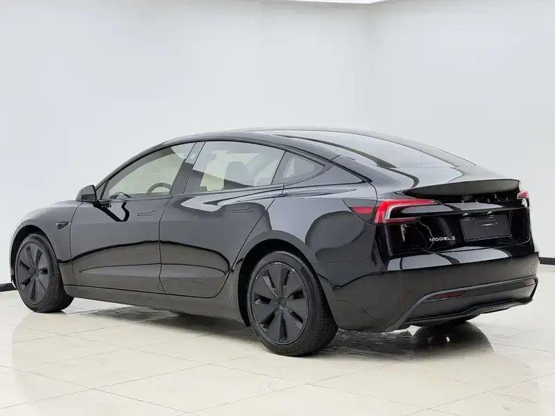 2023 Tesla Model 3 с пробегом 30 000 км