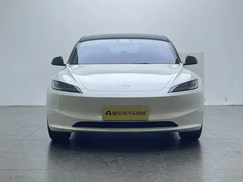 2023 Tesla Model 3 с пробегом 30 900 км