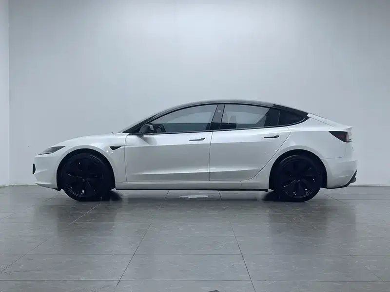 2023 Tesla Model 3 с пробегом 30 900 км