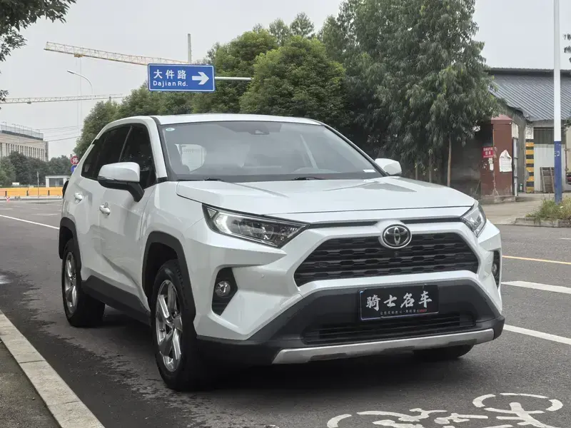 2023 Toyota RAV4 с пробегом 53 000 км