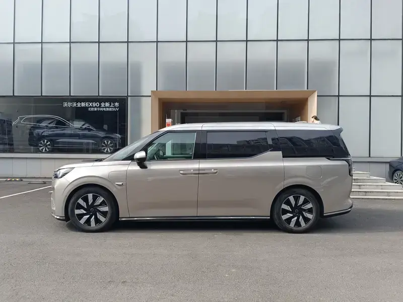 2025 Volvo EM90 с пробегом 16 000 км