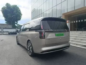 2025 Volvo EM90 с пробегом 16 000 км