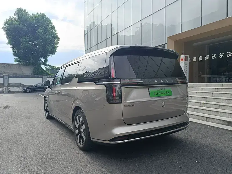 2025 Volvo EM90 с пробегом 16 000 км