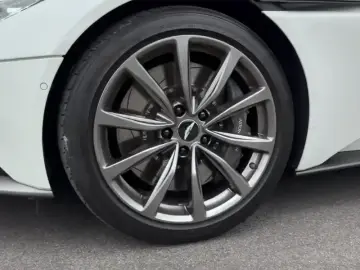2019 Aston Martin DB11 с пробегом 15 000 км