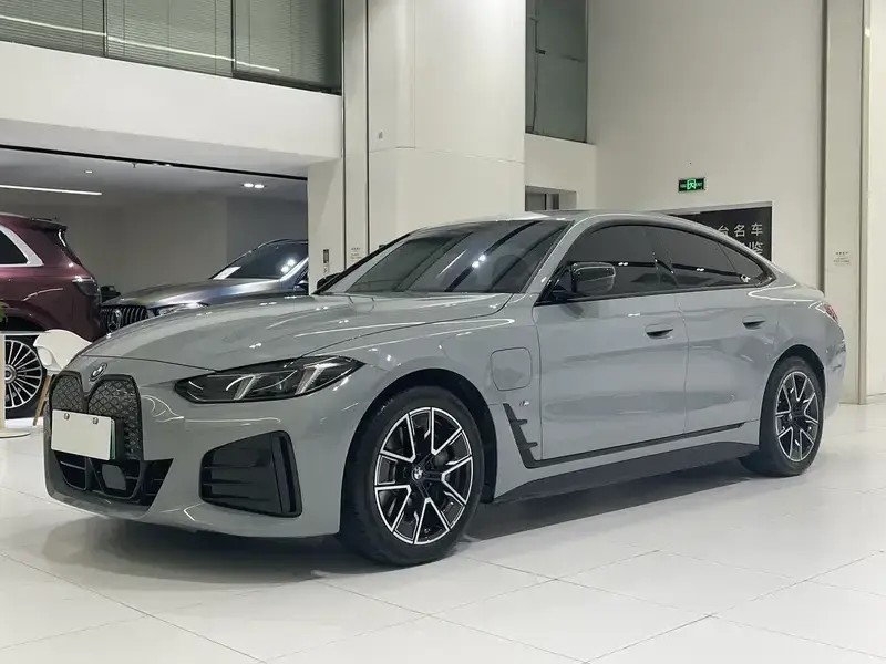 2025 BMW i4 с пробегом 4 000 км