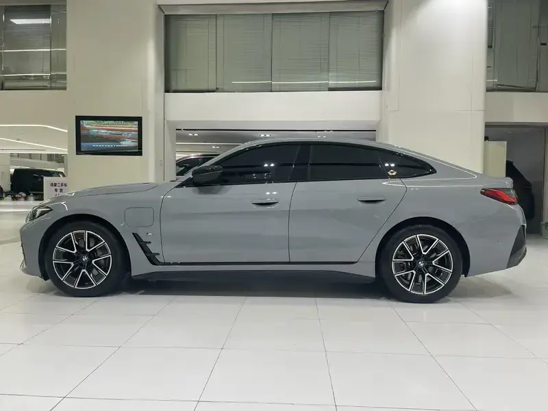 2025 BMW i4 с пробегом 4 000 км