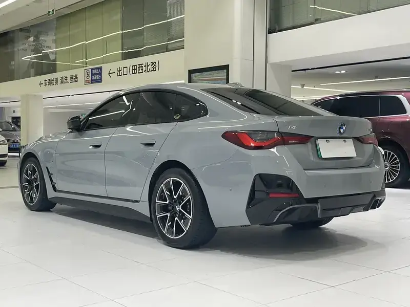 2025 BMW i4 с пробегом 4 000 км