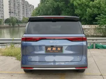 2025 BYD Xia (M9) с пробегом 25 000 км