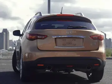 2013 Infiniti QX70 с пробегом 124 000 км