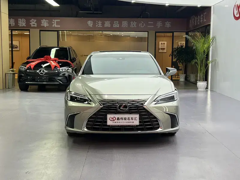 2025 Lexus ES с пробегом 18 000 км