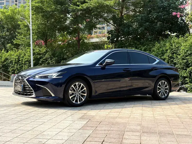 2025 Lexus ES с пробегом 16 000 км
