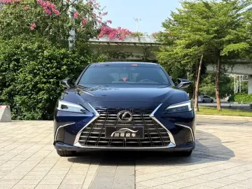 2025 Lexus ES с пробегом 16 000 км