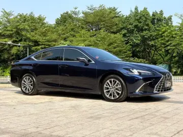 2025 Lexus ES с пробегом 16 000 км