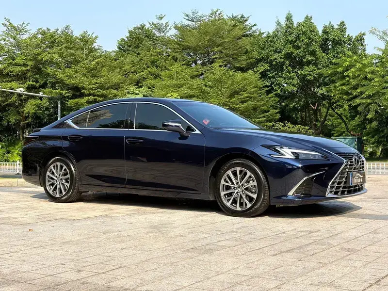 2025 Lexus ES с пробегом 16 000 км