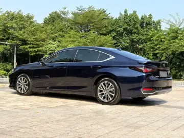 2025 Lexus ES с пробегом 16 000 км