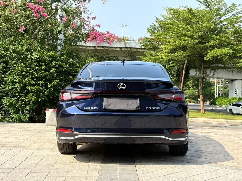 2025 Lexus ES с пробегом 16 000 км