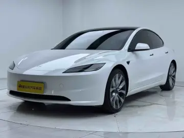 2023 Tesla Model 3 с пробегом 18 000 км