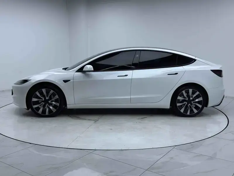 2023 Tesla Model 3 с пробегом 18 000 км