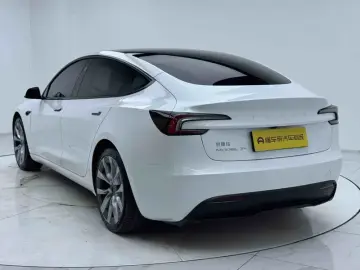 2023 Tesla Model 3 с пробегом 18 000 км