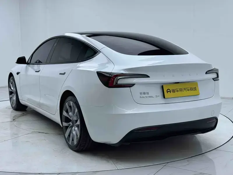 2023 Tesla Model 3 с пробегом 18 000 км