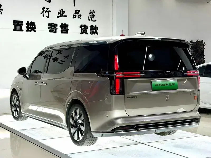 2025 Volvo EM90 с пробегом 39 000 км